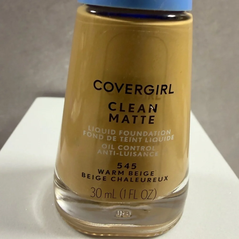 🩷5/$10 COVERGIRL Clean Matte Foundation - Warm Beige